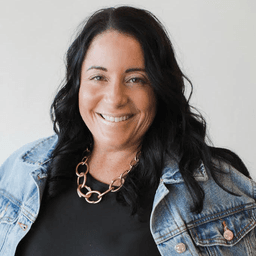 Leslie Pecoraro